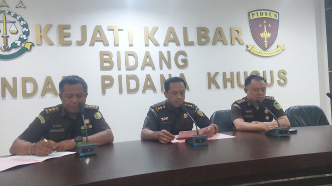 Aspidsus Kejati Kalbar, Siju menyampaikan keterangan pers terkait diamankannya 3 tersangka dugaan korupsi pembelian tanah untuk kantor Pusat Bank Kalbar, di Kejati Kalbar, Pontianak, Senin 30 September 2024.