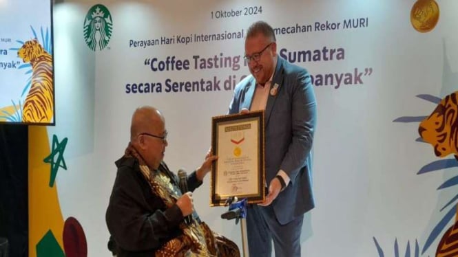 Direktur Muri Jaya Suprana memberikan penghargaan ke Starbucks Indonesia