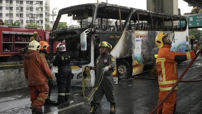 Bus sekolah terbakar di pinggiran kota Bangkok