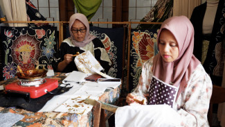 Hari Batik Nasional, Pengrajin Tuna Rungu dan Penyintas Kanker Bikin Ribuan Kain Indah