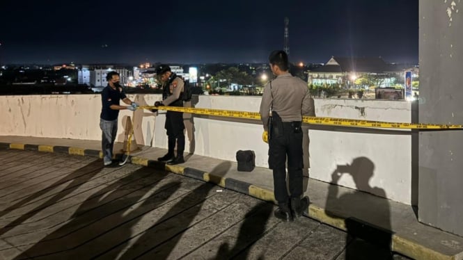 Anggota Polres Kubu Raya melakukan olah TKP lokasi diduga jatuhnya seorang wanita dari lantai 3 Gaia Mall, Kubu Raya, Kalbar, Selasa 1 Oktober 2024 malam.