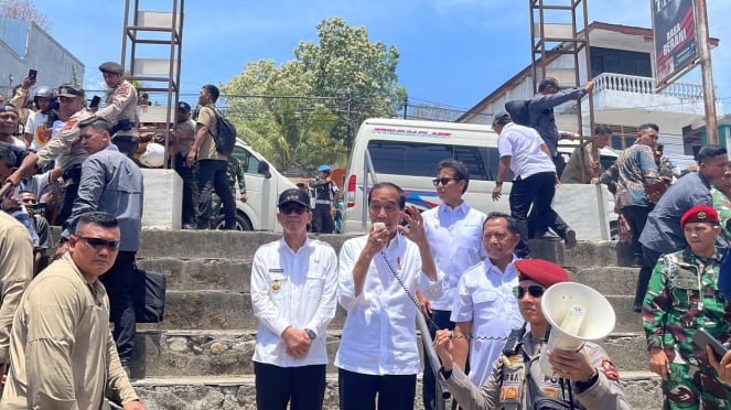 Presiden Jokowi pamitan ke warga pakai megaphone di Pasar Kefamenanu, NTT