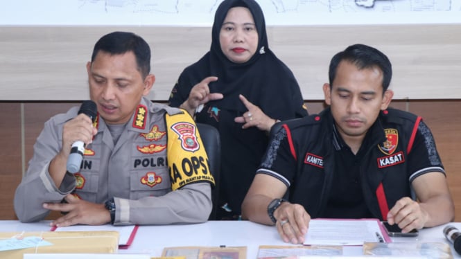 Kapolres Metro Tangerang Kota Kombes Pol Zain Dwi Nugroho (kiri) saat berikan keterangan pers