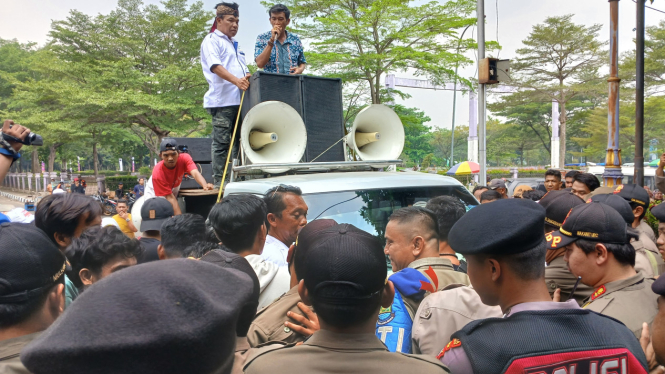 Aksi unjuk rasa sopir angkot di DPRD Kabupaten Tangerang