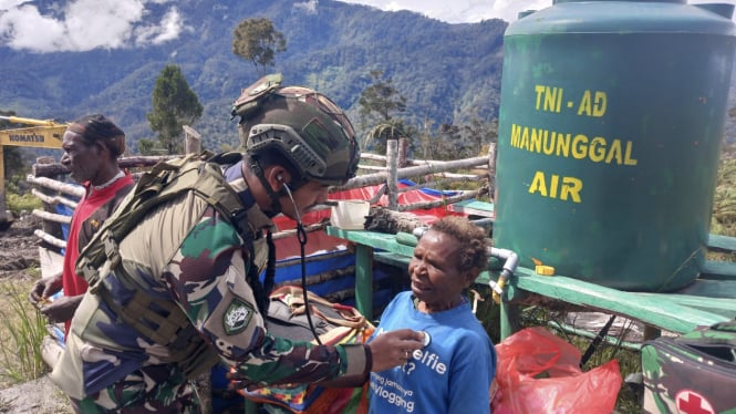 VIVA Militer: Prajurit TNI memberikan pelayanan kesehatan di Distrik Sugapa