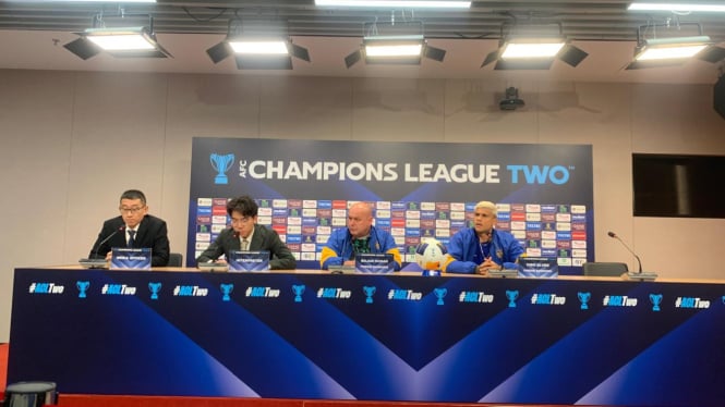 Pelatih Persib, Bojan Hodak dan Ciro Alves dalam sesi jumpa pers jelang laga kontra Zhejiang FC (foto: Dede Idrus) 