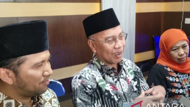 Ketua Muhammadiyah Jawa Timur Sukadiono bersama calon gubernur dan wakil gubernur Jatim Khofifah Indar Parawansa serta Emil Elestianto Dardak usai melakukan pertemuan di Surabaya, Rabu, 2 Oktober 2024.