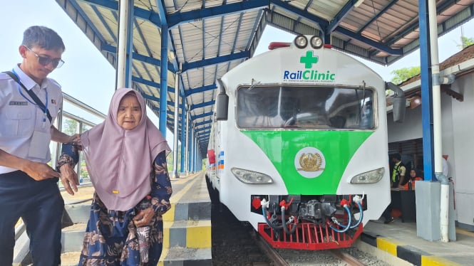 Rail clinic berhenti di stasiun Maseng Bogor. VIVA/Muhammad AR