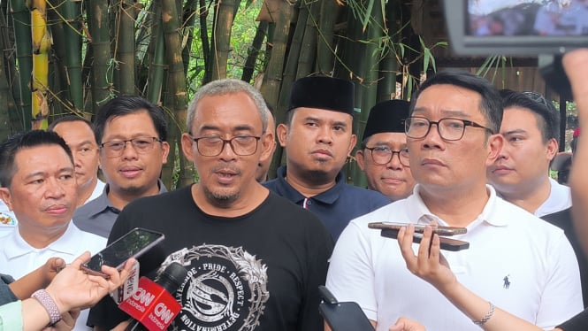 Cagub Jakarta nomor urut 01, Ridwan Kamil (kanan) dan Ketua Padepokan Condet Ciliwung, Lantur (kiri) di pinggir sungai Ciliwung, Jakarta Timur, Kamis, 3 Oktober 2024