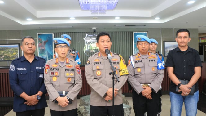 Kabid Humas Polda Sumbar, Kombes Dwi Sulistyawan (tengah)