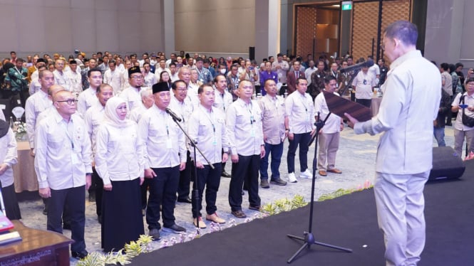 Calon gubernur Jawa Timur Khofifah Indar Parawansa (depan kedua dari kiri)