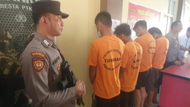 Polisi amankan 4 orang yang telah ditetapkan sebagai tersangka penganiayaan seorang anak bawah umur yang kedapatan melakukan pencurian, ditunjukkan dalam konferensi pers di Polresta Pontianak, Kalbar, Kamis 3 Oktober 2024.