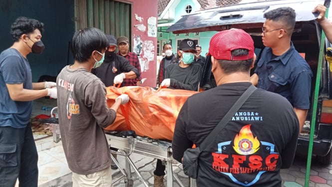 Petugas dan relawan mengevakuasi jenazah di garasi rumah di Klaten.