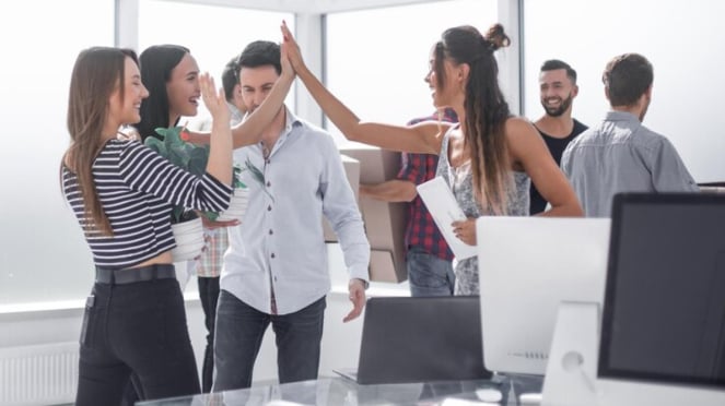 Gambar rekan kerja berkomunikasi di kantor