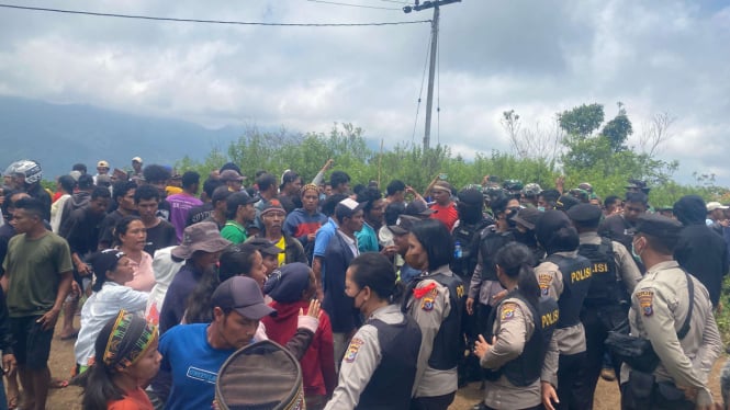 Aksi tolak proyek geotermal di Poco Leok, Manggarai, NTT