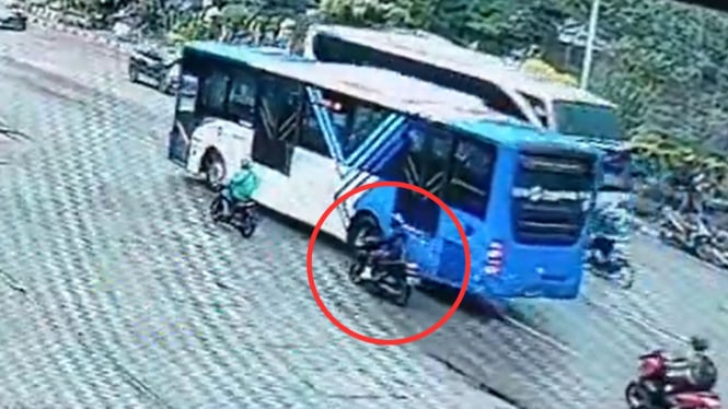 Rekaman CCTV Detik-detik Pemotor Terlindas Bus Transjakarta di Sunter