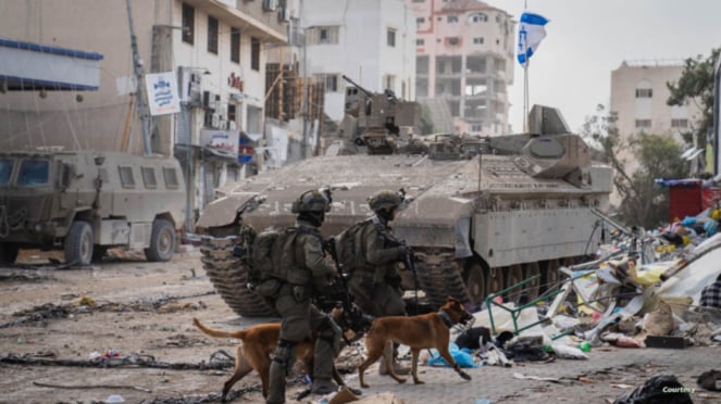 VIVA Military: Soldados israelíes guían perros durante ataques en la Franja de Gaza