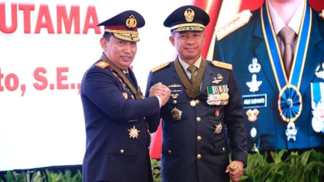 2 Jenderal TNI Diberi Bintang Bhayangkara Utama dari Kapolri