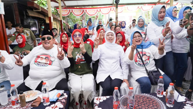 Bakal calon gubernur Jawa Timur Khofifah Indar Parawansa (tengah)