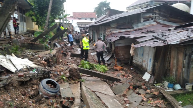 Foto : Pagar Tembok Pembatas Sekolah SMK Negeri 1, Kota Jambi Ambruk