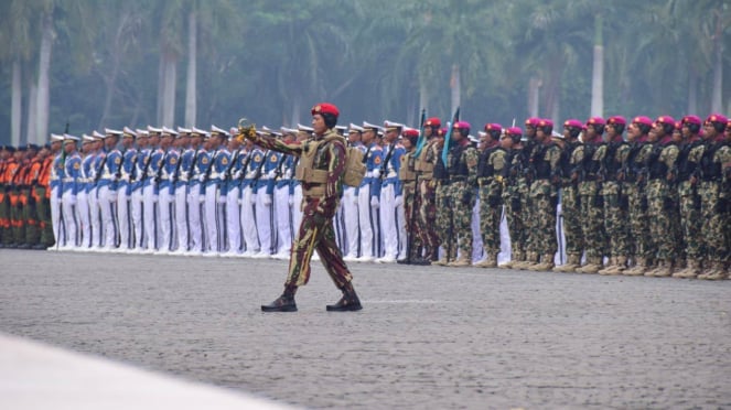 O Major General do TNI Danjen Kopassus John Afriandi foi o líder da cerimónia do 79º aniversário do TNI