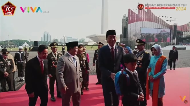 Presiden Jokowi dan Menteri Pertahanan Prabowo Subianto hadiri perayaan HUT ke-79 TNI