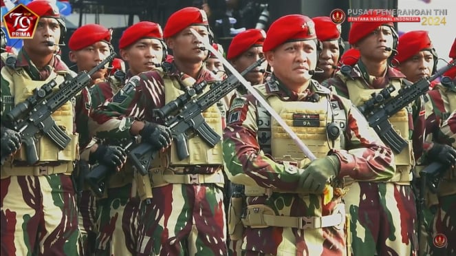 O Major General do TNI Danjen Kopassus John Afriandi foi o líder da cerimónia do 79º aniversário do TNI