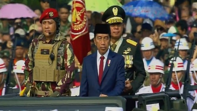 Presiden Jokowi melakukan inspeksi pasukan HUT TNI Ke-79