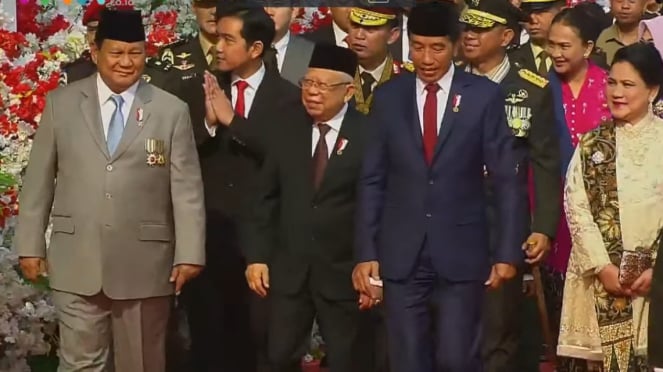 Gibran saludó mientras caminaba detrás del presidente electo Prabowo Subianto.