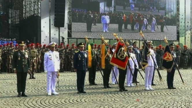 Prajurit TNI menerima bintang jasa di HUT TNI ke-79