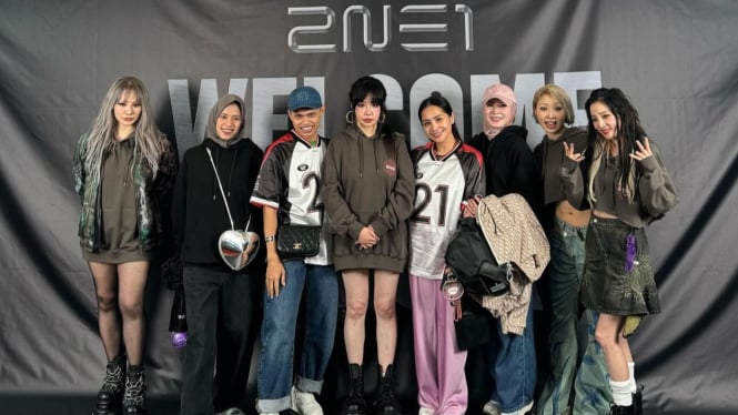 Pose Nagita Slavina, Ayana Moon dan Wanda Hara bersama girl group 2NE1