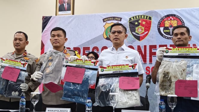 Anggota polres bandara soetta menunjukkan barang bukti