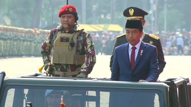 El presidente Jokowi inspecciona las filas en el 79º aniversario del TNI