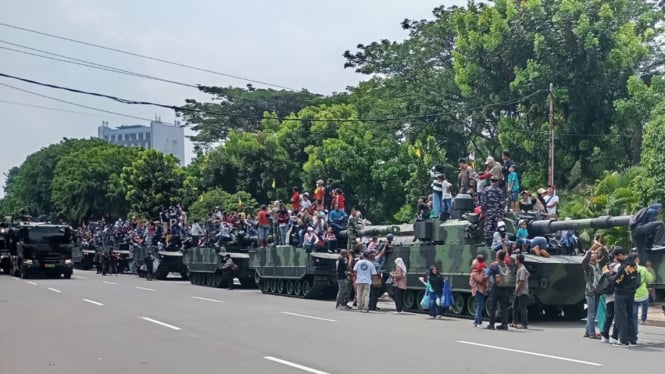 Perayaan HUT TNI ke-79, Alutsista TNI di Duduki Masyarakat Untuk Berfoto