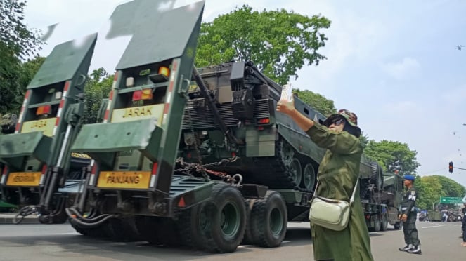 Comemorando o 79º aniversário do TNI, o equipamento de defesa do TNI foi ocupado por pessoas para tirar fotografias