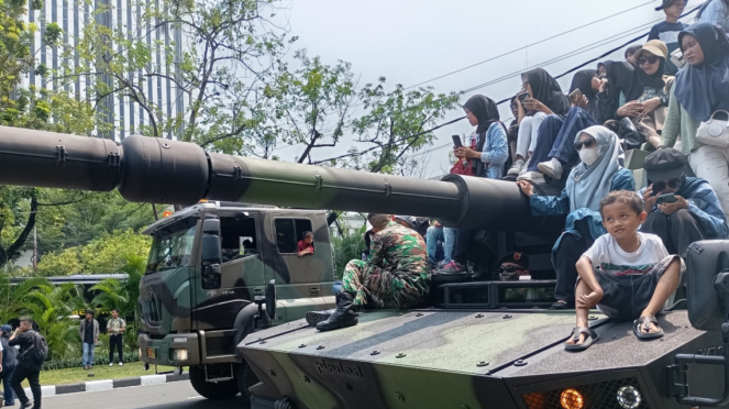 Perayaan HUT TNI ke-79, Alutsista TNI di Duduki Masyarakat Untuk Berfoto