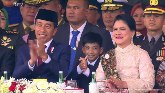 Jan Ethes, cucu dari Presiden Jokowi dan Ibu Iriana Jokowi di HUT TNI