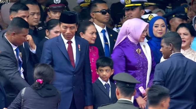 Jan Etes, nieto del presidente Jokowi y la señora Iriana Jokowi en el aniversario del TNI