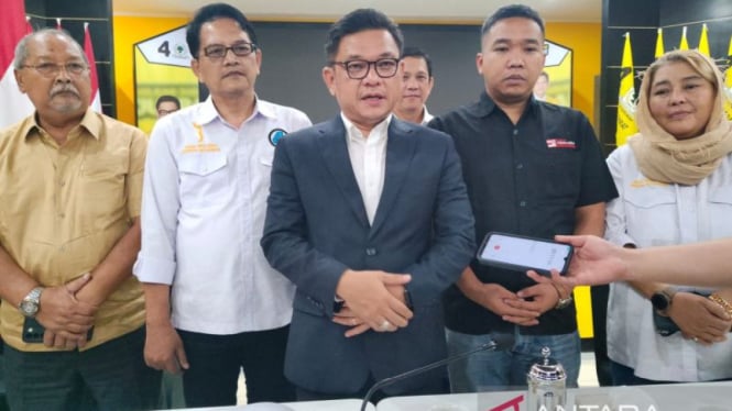 Ketua Partai Golkar Jawa Barat Tubagus Ace Hasan Syadzily memberikan keterangan di kantornya di Bandung, Sabtu, 5 Oktober 2024.