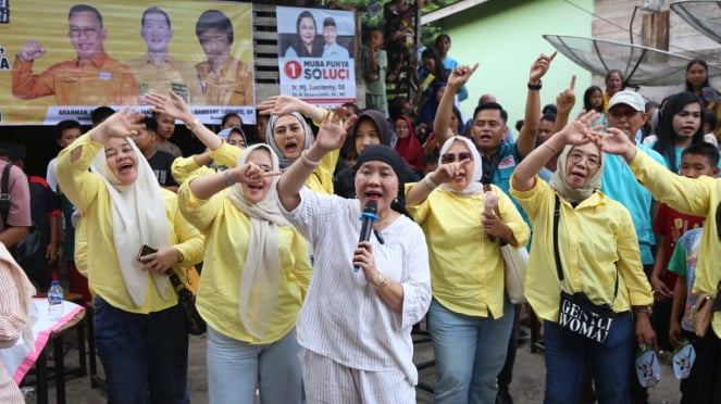 Calon Bupati Banyuasin Lucianti bersama pendukungnya.