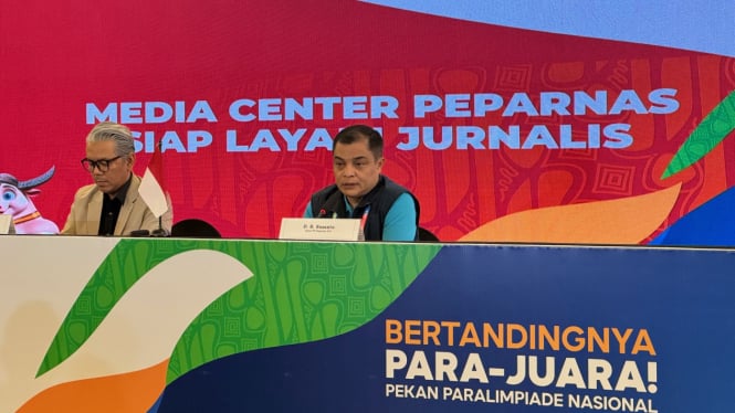 Ketua PB Peparnas XVII DB Susanto saat menggelar konferensi pers di media center Peparnas, Minggu (6/10).