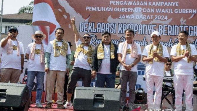 Pasangan calon dan penyelenggara pemilu bersama Forkopimda melaksanakan Deklarasi Damai bertajuk Kampanye Berintegritas di Gedung Sate Bandung, Minggu, 6 Oktober 2024.