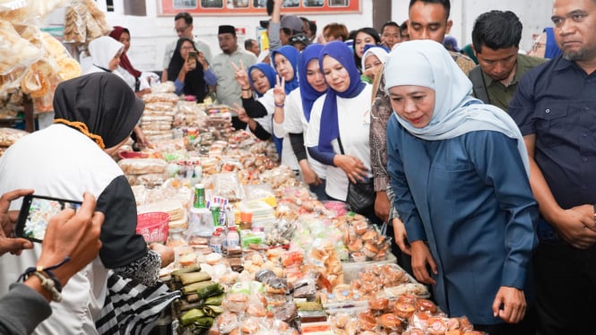 Bakal calon gubernur Jawa Timur Khofifah Indar Parawansa kunjungi pasar Magetan