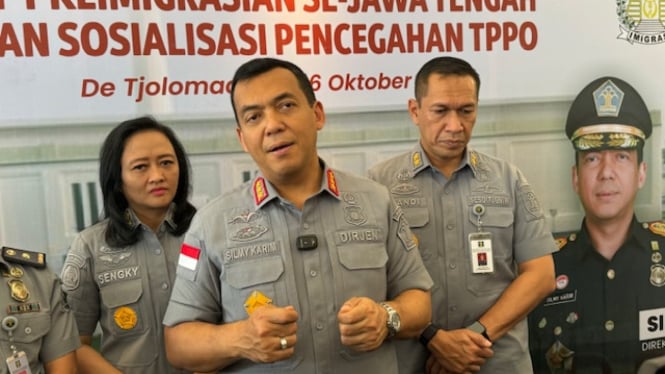 Dirjen Imigrasi Silmy Karim usai meninjau kegiatan Layanan Paspor Simpatik Gabungan Imigrasi se-Jawa Tengah di De Tjolomadoe, Karanganyar