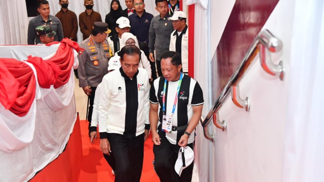 Mendagri Muhammad Tito Karnavian mendampingi Presiden Joko Widodo (Jokowi)