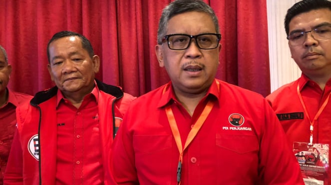 El secretario general del DPP de PDI Perjuangan, Hasto Kristiyanto, en las elecciones regionales simultáneas de Rekerdasus de 2024, en el hotel Adimulia, ciudad de Medan (BSPutra/VIVA).