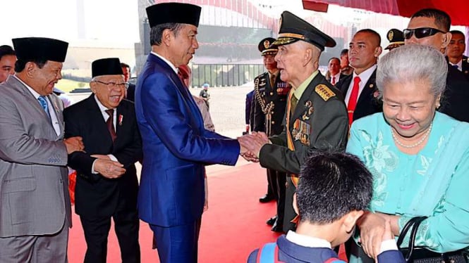 Presiden Jokowi Bersalaman dengan Mantan Wakil Presiden RI Try Sutrisno