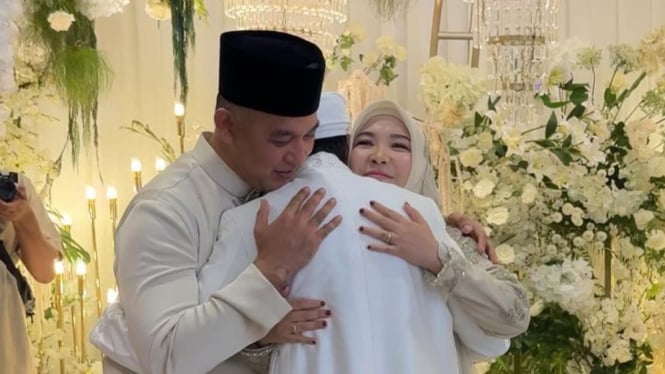 Ayahanda dan ibunda dari Kamila Asy Syifa memeluk Nashroon Azizan