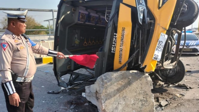 Bus rombongan guru Tulungagung kecelakaan di Tol Sumo di Driyorejo, Gresik. (Foto: Ditlantas Polda Jatim)