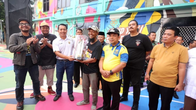 Perbasi Persembahkan Mural Jenderal Ahmad Yani ke Dandim 0506/TG